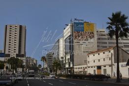 Image du Maroc Professionnelle de  Le prolongement de l'avenue Hassan II vers le sud rejoint le Boulevard Abdelmoumen qui presque comme tous les quartiers de Casablanca subit une transformation radicale. De part et d’autre du Boulevard Zerktouni, le nouveau quartier d’affaires de Casablanca, où les sièges d'une grande partie des plus importants groupes financiers du pays, banques, assurances, groupes de crédit ont élus domicile loin des encombrements quotidiens du centre-ville, Vendredi 3 Juillet 2009. (Photo / Abdeljalil Bounhar) 